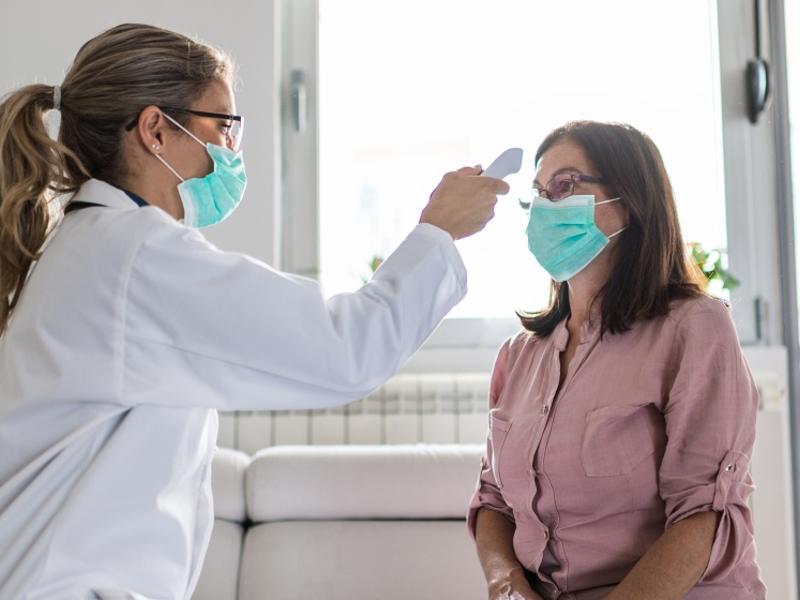Doctor and patient with masks.