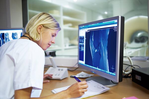 a provider looking at mri results on a computer screen